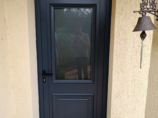 Remplacement d'une porte d'entrée en aluminium à Cazères