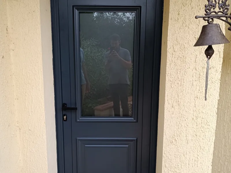 Remplacement d'une porte d'entrée en aluminium à Cazères
